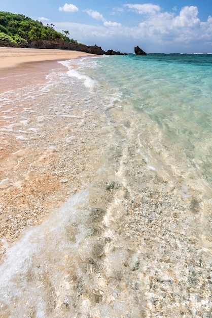 Невероятная бирюзовая кристально чистая морская вода на райском пляже в солнечный день