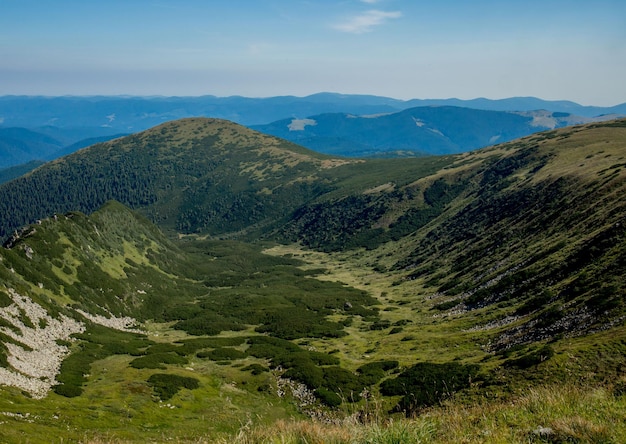 山脈の素晴らしい景色。山の風景