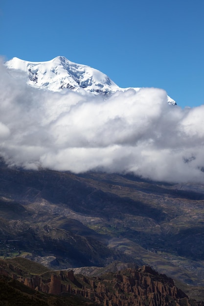 イリマニ山の雪をかぶった素晴らしい景色は、コルディジェラレアルで最も高い山です。