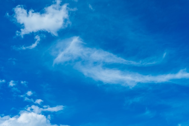 晴れた青い空を背景にした信じられないほど美しい雲