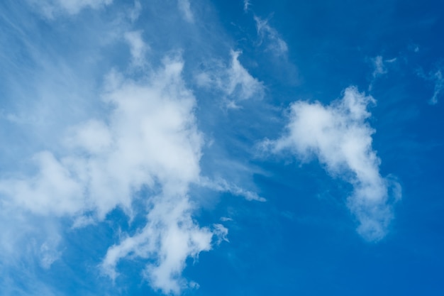 晴れた青い空を背景にした信じられないほど美しい雲