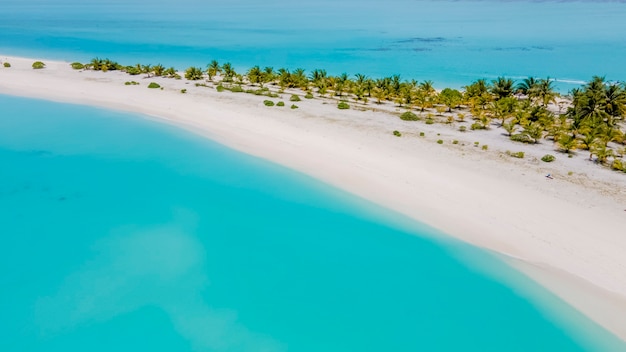 Невероятно красивый пейзаж Мальдивские острова Бирюзовая вода красивое небо Вид с воздуха