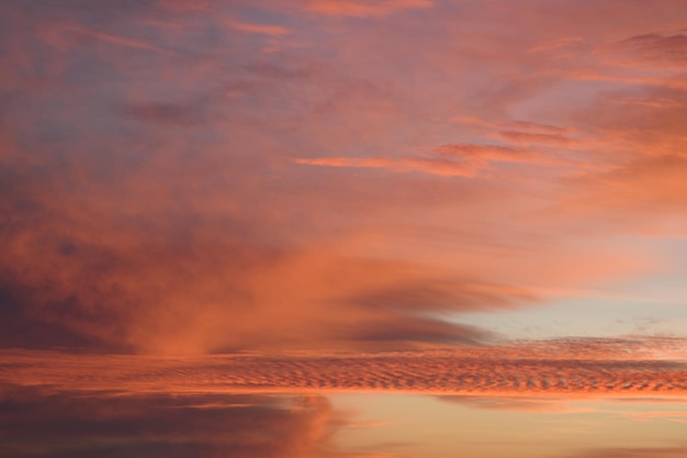 믿을 수 없을 정도로 아름다운 일몰 분홍색 구름 만적 인 보편적 수평 그림 배경 그림
