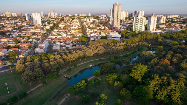 Indaiatuba Ecological Park 市内中心部にある木々や家々の美しい公園 空撮