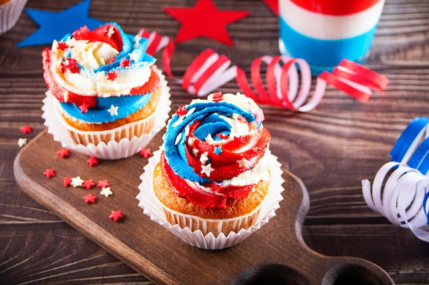 독립기념일 7월 4일 미국 상징 컵케이크 디저트 장식 크림 치즈 또는 버터크림을 사용한 미국 애국 파티