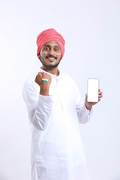 Concetto di offerta per il giorno dell'indipendenza: giovane indiano che mostra smartphone.
