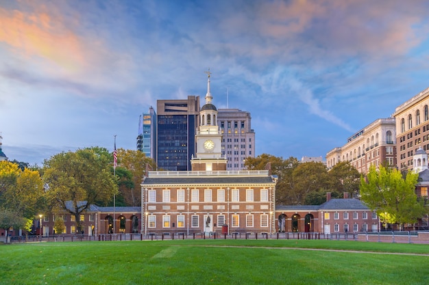 Foto independence hall a philadelphia, pennsylvania usa all'alba