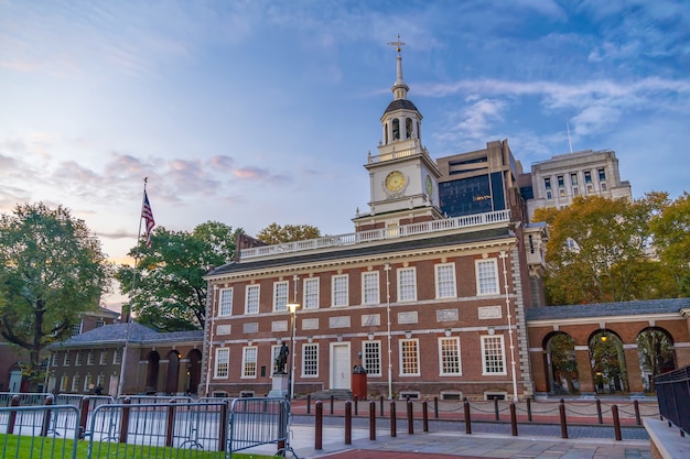 Independence hall a philadelphia, pennsylvania usa all'alba