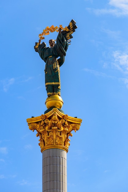 Monumento all'indipendenza in piazza indipendenza maidan nezalezhnosti a kiev, capitale dell'ucraina