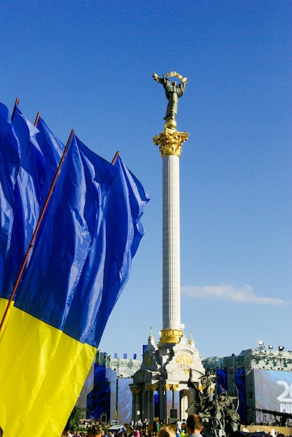 Foto piazza dell'indipendenza di kiev e bandiera ucraina