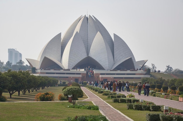 India delhi; 20 gennaio 2007, persone che visitano il tempio del loto (tempio di baha'l) - editorial