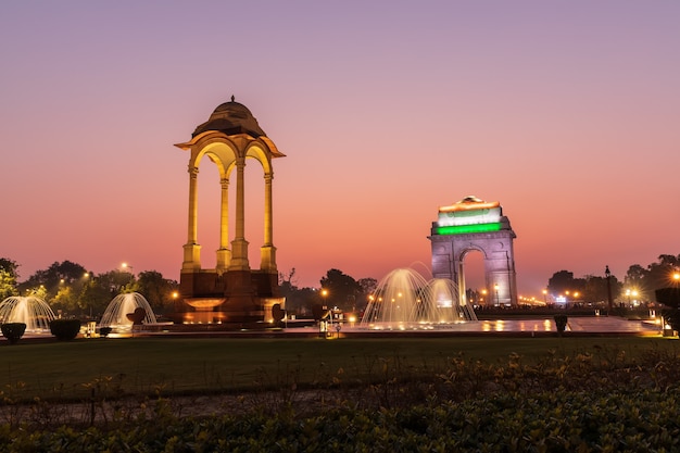 India gate and the canopy, i colori del tramonto di nuova delhi.