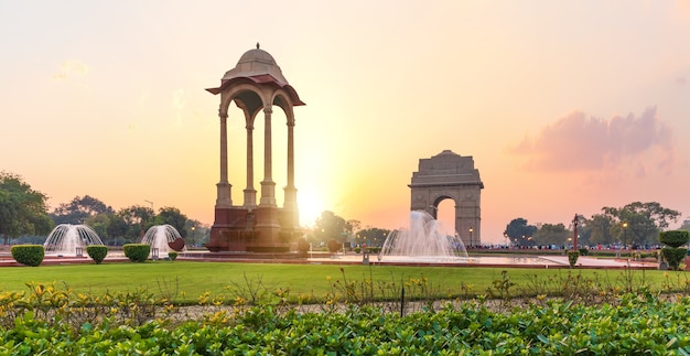 L'india gate e il baldacchino al tramonto a nuova delhi, vista dal national war memorial.