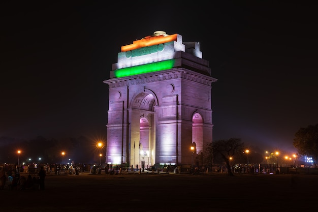 India gate illuminata di notte, new dehli.