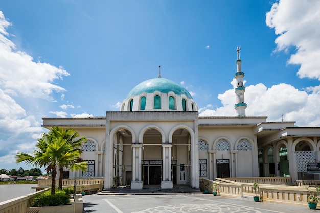 India Mosque Kuching Sarawak drijvende moskee op de rivier in Kuching Sarawak Maleisië