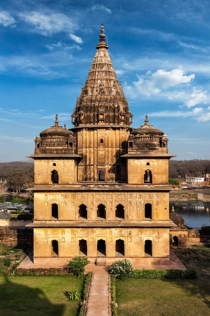 Photo india tourist landmark royal cenotaphs of orchha orchha madhya pradesh india