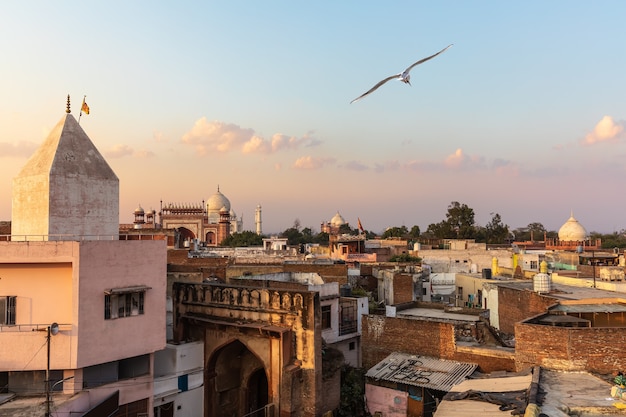 India, zicht op arme stad Agra en Taj Mahal op de achtergrond.