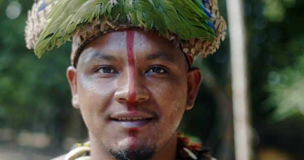 Indiaan van de PataxÃ³-stam, met veren hoofdtooi. Indiase dag. Braziliaanse Indiaan.