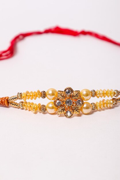 Indiaas festival Raksha Bandhan Een traditionele Indiase polsband die een symbool is van liefde tussen broeders en zusters