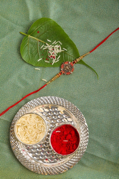 Indiaas festival Raksha Bandhan Een traditionele Indiase polsband die een symbool is van liefde tussen broeders en zusters