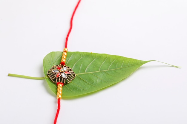 Indiaas festival Raksha Bandhan Een traditionele Indiase polsband die een symbool is van liefde tussen broeders en zusters