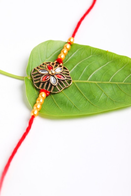 Indiaas festival Raksha Bandhan Een traditionele Indiase polsband die een symbool is van liefde tussen broeders en zusters