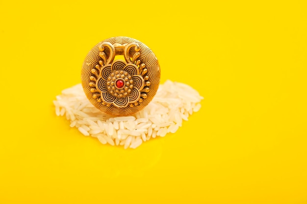 Indiaas festival raksha bandhan een traditionele indiase polsband die een symbool is van liefde tussen broeders en zusters