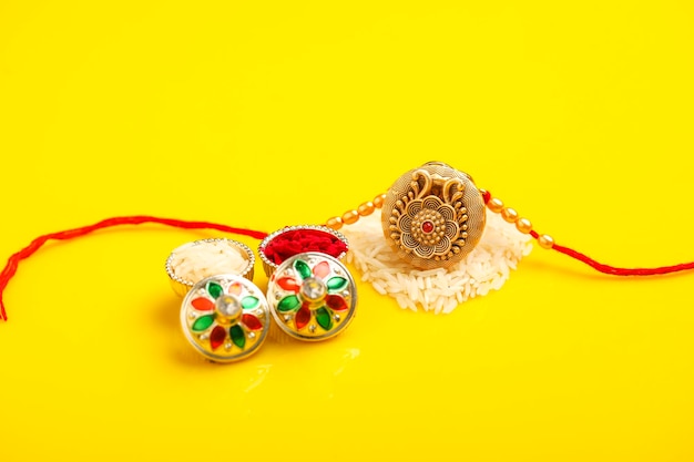 Indiaas festival Raksha Bandhan Een traditionele Indiase polsband die een symbool is van liefde tussen broeders en zusters