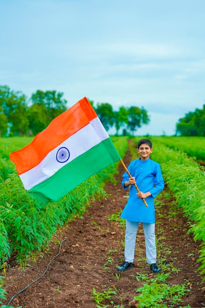 Indiaas kind dat de dag van de onafhankelijkheid of de Republiek van India viert