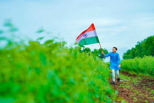 Indiaas kind dat de dag van de onafhankelijkheid of de Republiek van India viert