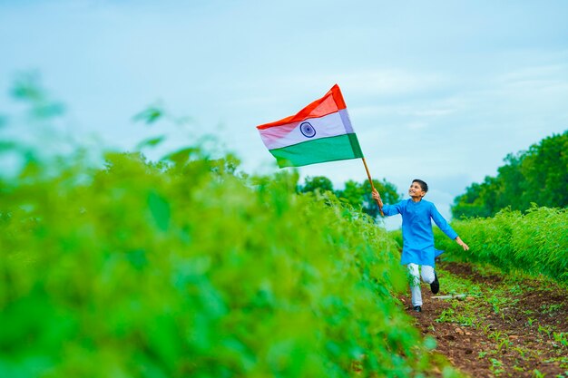 Indiaas kind dat de dag van de onafhankelijkheid of de Republiek van India viert