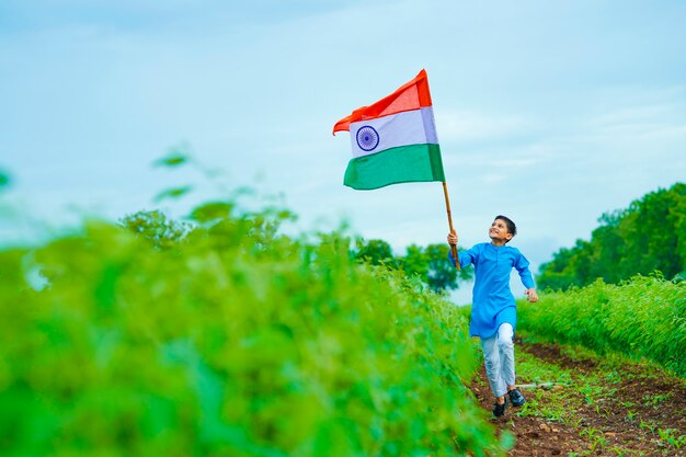 Indiaas kind dat de dag van de onafhankelijkheid of de Republiek van India viert