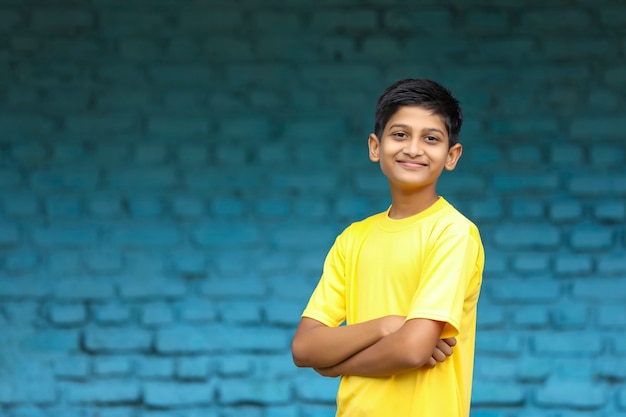 Indiaas kind in t-shirt en uitdrukking gevend