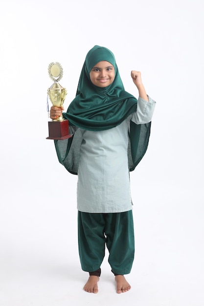 Indiaas moslimmeisje met hijab die een winnende trofee vasthoudt