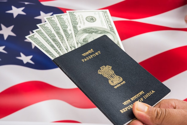 Foto indiaas paspoort met amerikaanse dollars met amerikaanse vlag op de achtergrond, concept met het aanvragen van toeristen- of h-1b-visum