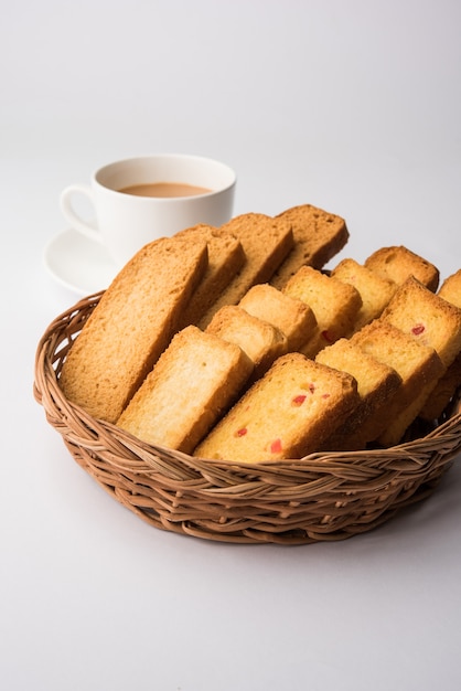 Indiaas punjabi of Delhi brood of toast met tutti fruitti smaak, geserveerd met Indiase hete thee, selectieve focustextuur