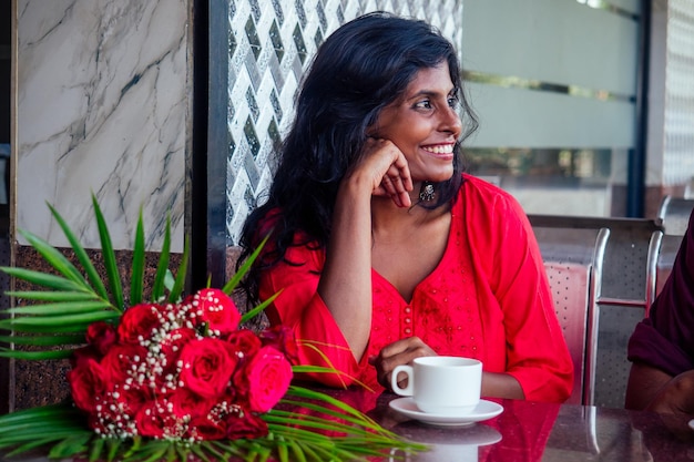 Indiaas stel dat masala chai drinkt in een coffeeshop