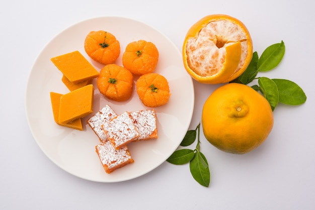 Indiaas zoet eten Orange Burfi of orange cake of santra burfi in hindi, favoriete festivalvoedsel uit centraal India