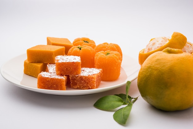 Indiaas zoet eten Orange Burfi of orange cake of santra burfi in hindi, favoriete festivalvoedsel uit centraal India