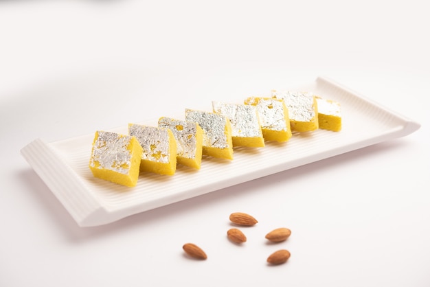 Indiaas zoet voedsel Badam Katli of Barfi, ook bekend als amandelzoete burfi of Mithai, barfee