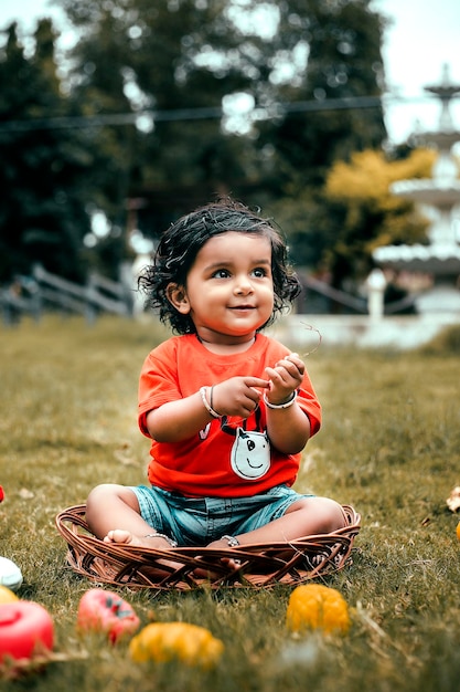 Индийский мальчик в традиционной одежде в парке Anbd Cute Boy And Green Garden