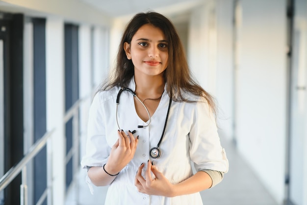 Un medico indiano asiatico femminile in un ufficio dell'ospedale con lo stetoscopio