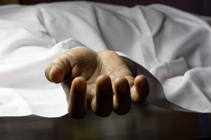 Photo an indian or asian person laying dead with outstretched hand during covid 19 or corona virus