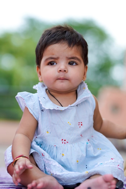 インドの女の赤ちゃんが遊んで笑顔を与える