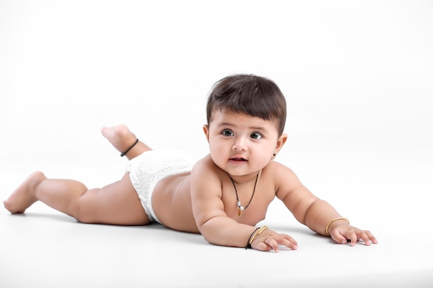 白い背景で遊ぶインドの女の赤ちゃん