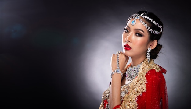 Индийская красавица сталкивается с большими глазами с идеальной свадьбой