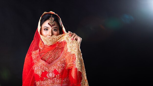 インドの美しさは完璧な結婚式で大きな目