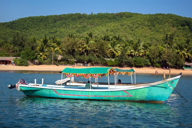 Photo indian boat in the sea on the beach background gokarna india