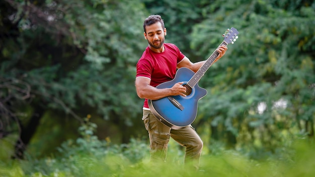 기타를 연주하는 인도 소년 이미지