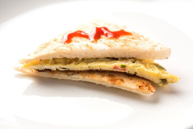 Indian Bread Omelet of Omelet sandwich geserveerd met tomatenketchup. Med up van kippenei. Geserveerd op humeurige achtergrond. selectieve focus